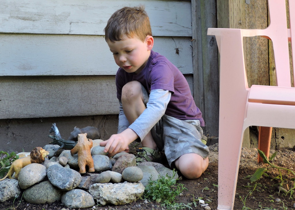 Easy Backyard Activity: Build a Mini-Rockery | Wildtalesof.com